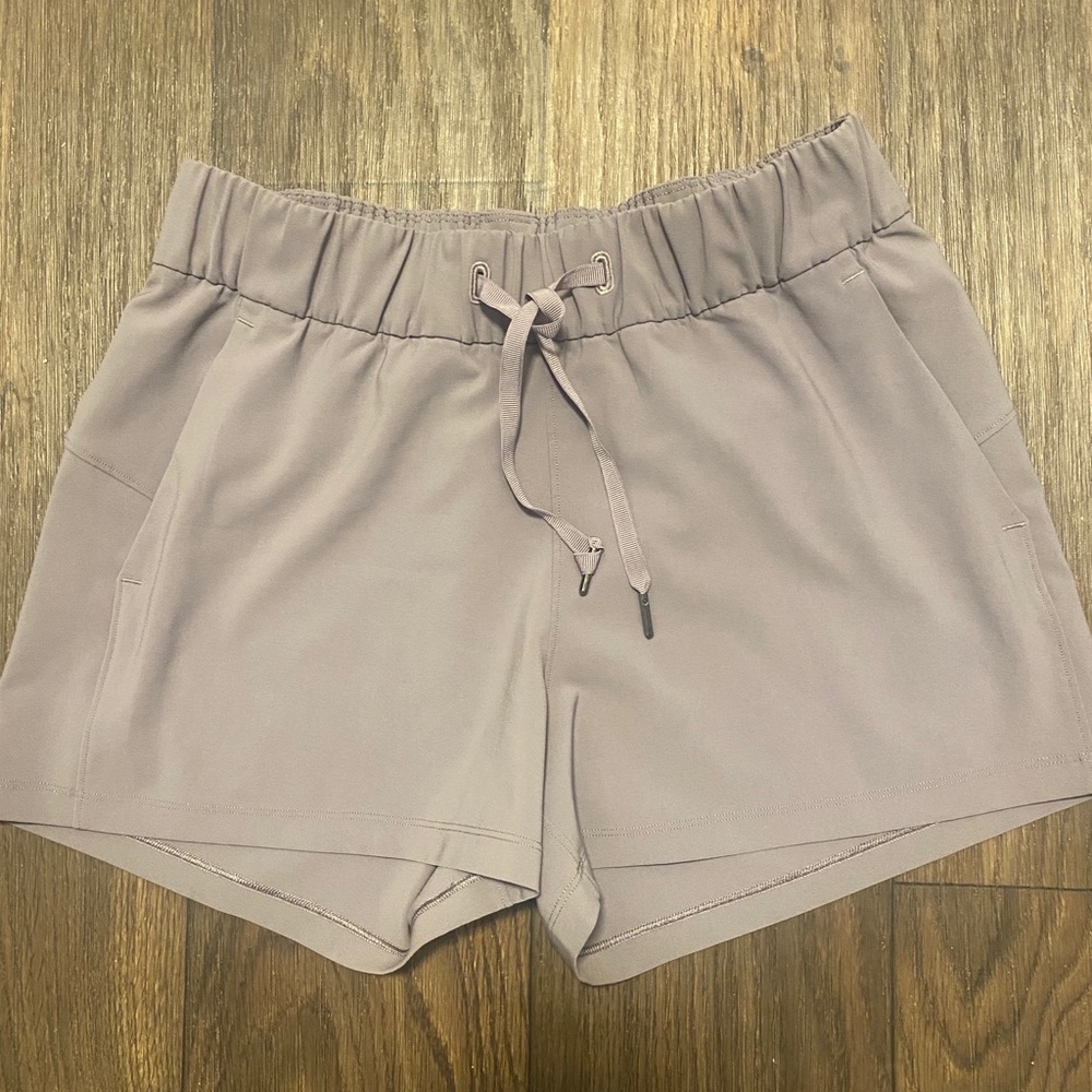 Lululemon on the fly woven short 2.5”, Sz 6